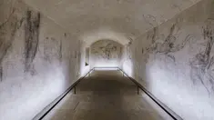Gambar arang halus yang oleh beberapa ahli dikaitkan dengan Michelangelo terlihat di dinding sebuah ruangan yang digunakan untuk menyimpan batu bara hingga tahun 1955 di dalam Kapel Medici, Florence, Italia tengah, Selasa, 31 Oktober 2023. 
(AP Photo/Fareed Khan)