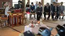 Pemuka agama, Bungen Oi memimpin upacara pemakaman untuk robot peliharaan Sony AIBO yang dipajang di altar kuil Kofukuji di Isumi, Kamis (26/4). Robot anjing yang sudah rusak itu dimakamkan dalam upacara pemakaman layaknya manusia. (AFP/Nicolas Datiche)