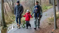 Keluarga Putri Mahkota Victoria dan Pangeran Daniel berjalan-jalan di Taman Nasional Tyresta pada Juli 2016. (Sumber Tahta Kerajaan Swedia/Henrik Garlöv)