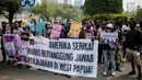 Massa Front Rakyat Indonesia untuk West Papua (FRI-West Papua) menggelar unjuk rasa di depan Kedutaan Besar Amerika Serikat, Jakarta, Kamis (15/8/2019). Massa mengecam Amerika Serikat dan memintanya bertanggung jawab atas penjajahan yang dilakukan di West Papua. (Liputan6.com/Faizal Fanani)