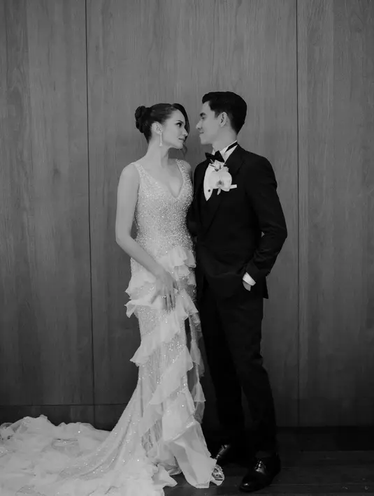 Di malam hari, Enzy Storia mengubah tampilannya dalam balutan gaun berkilau rancangan Yogie Pratama. [@mryoiepratama].