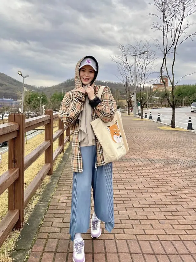 Potret Ayana Moon Kenakan Topi Hingga Hoodie, credit: @xolovelyayana