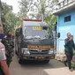 Polisi mulai melakukan olah TKP di lokasi meninggalnya Kopda Muslimin, otak upaya pembunuhan istrinya. (Foto: Liputan6.com/Felek Wahyu)