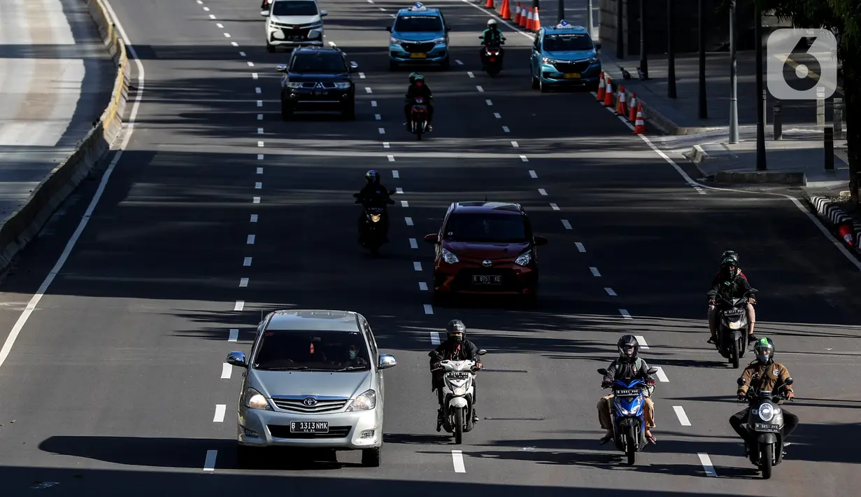 Kendaraan Roda dua melintasi Jalur Khusus Sepeda Motor dijalan Medan Merdeka Barat, Jakarta, Jumat (21/8/2020). Dalam pergub tersebut  Pemprov DKI Jakarta mengatur kendaraan yang diperkenankan melintas di wilayah ganjil genap. (Liputan6.com/Johan Tallo)