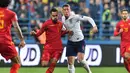Duel antara Ross Barkley dengan Marko Vesovic pada laga kedua Kualifikasi Piala Eropa 2020 yang berlangsung di Stadion Pod Goricom, Podgrica, Selasa (26/3). Timnas Inggris menang 5-1 atas Montenegro. (AFP/Andrej Isakovic)