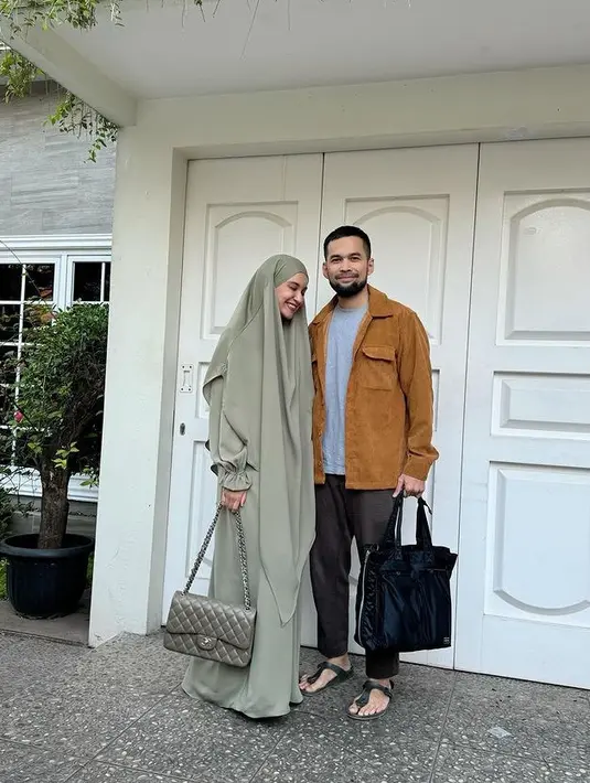 Bisa juga tampil seperti Shireen Sungkar tampil syar'i dengan busana warna hijaunya. Sedangkan, Tengku Wisnu mengenakan kemeja coklat panjang. [@shireensungkar]