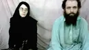 Pria asal Kanada Joshua Boyle dan istrinya asal Amerika Serikat, Caitlin Coleman saat disandera oleh Taliban pada tahun 2013. Taliban merilis foto pasangan ini yang disandera sejak tahun 2012. (Coleman family via AP)