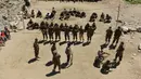Gerakan perlawanan Afghanistan dan pasukan pemberontakan anti-Taliban mengambil bagian dalam pelatihan militer di daerah Abdullah Khil, Distrik Dara, Provinsi Panjshir, Afghanistan, 24 Agustus 2021. Panjshir jadi satu-satunya wilayah Afghanistan yang belum dikuasai Taliban. (Ahmad SAHEL ARMAN/AFP)