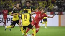 Bek Dortmund, Nico Schulz, berusaha merebut bola dari bek Bayern Munchen, Joshua Kimmich, pada laga Piala Super DFL di Stadion Signal Iduna, Dortmund, Sabtu (3/8). Dortmund menang 2-0 atas Munchen. (AFP/Ina Fassbender)