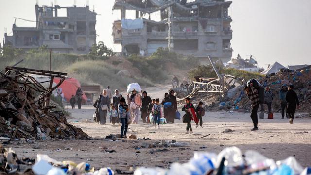 Warga Gaza Balik ke Pengungsian