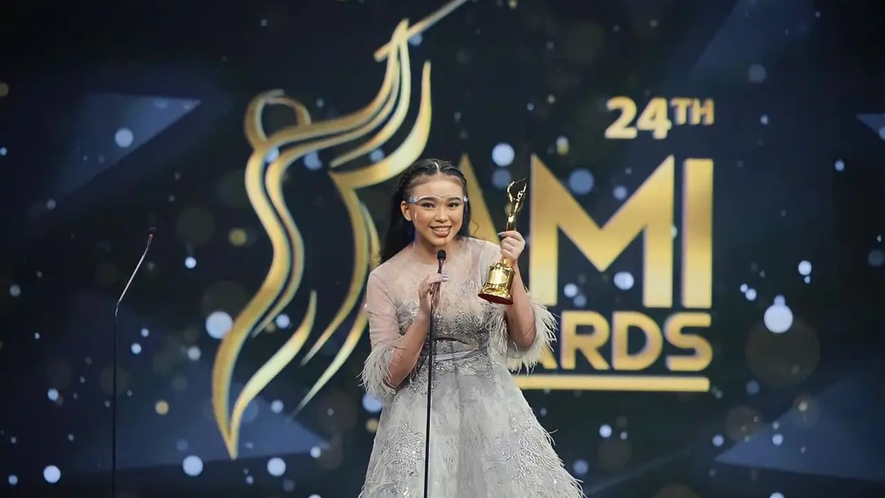 Gaya 7 Seleb Hadiri AMI Awards, Lesty Kejora Curi Perhatian