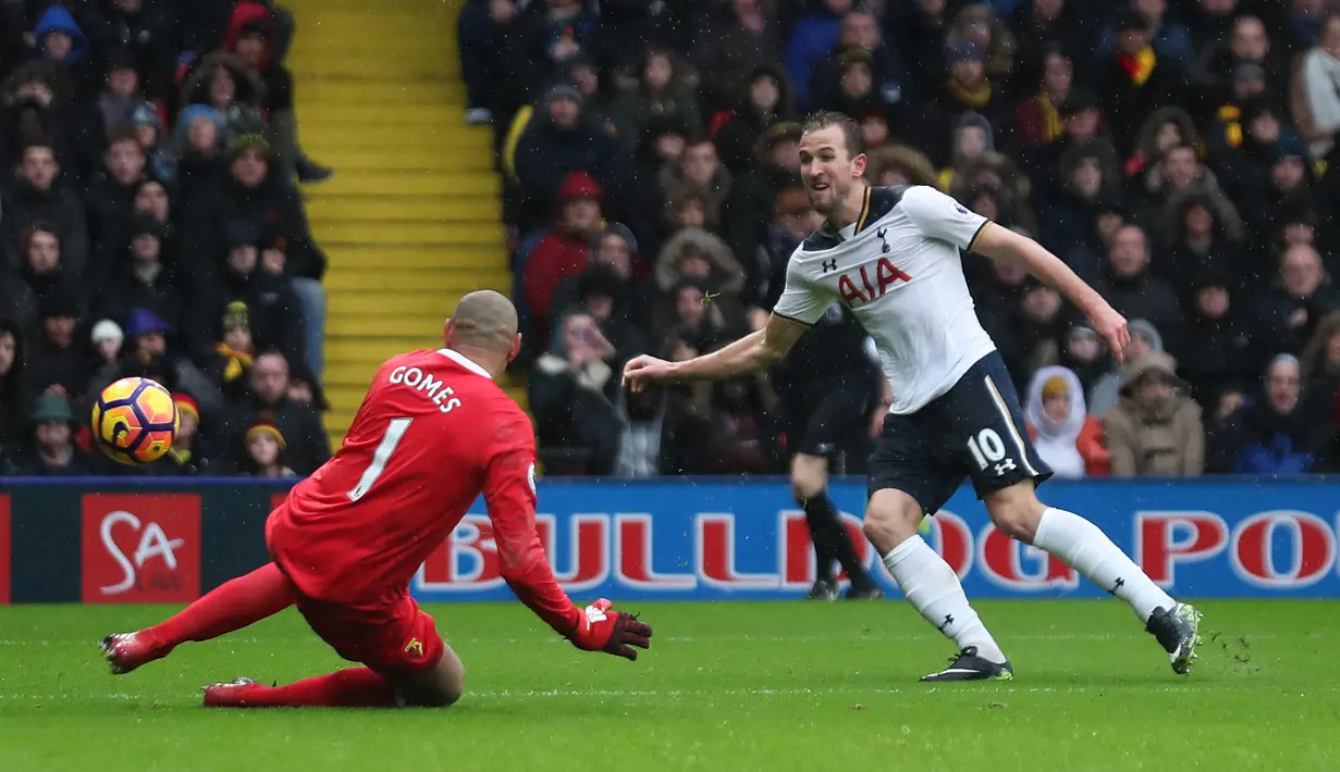 Aksi pemain Tottenham, Harry Kane mencetak gol dengan mengecoh kiper Watford, Gomes pada laga Premier League di Vicarage Road, (1/1/2017). Spurs menang 4-1.  (Reuters/Eddie Keogh)