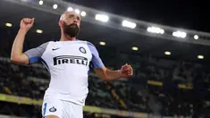 Pemain Inter Milan, Borja Valero berselebrasi setelah mencetak gol ke gawang Hellas Verona dalam lanjutan pertandingan Liga Serie A Italia di Marc'Antonio Bentegodi, Selasa (31/10). Inter menang 2-1 atas tuan rumah Verona. (Filippo Venezia/ANSA via AP)