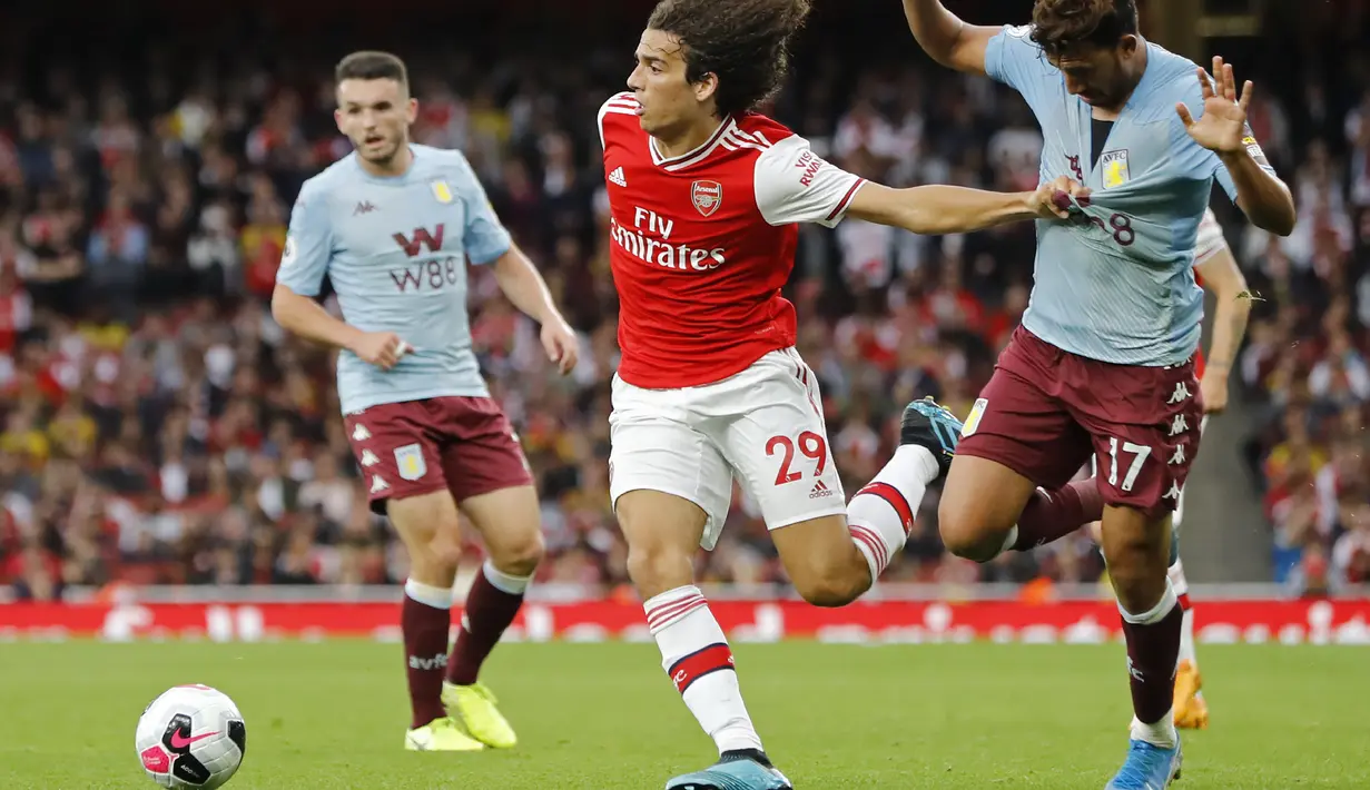 Gelandang Arsenal , Matteo Guendouzi (kiri) menggiring bola dari kawalan gelandang Aston Villa, Trezeguet selama pertandingan lanjutan Liga Inggris di Stadion Emirates, London (22/9/2019). Arsenal menang tipis atas Aston Villa 3-2. (AFP Photo/Tolga Akmen)