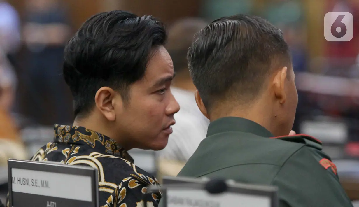 Gibran Rakabuming Raka hanya melambaikan tangan kepada para pewarta yang menunggu. (Liputan6.com/Herman Zakharia)