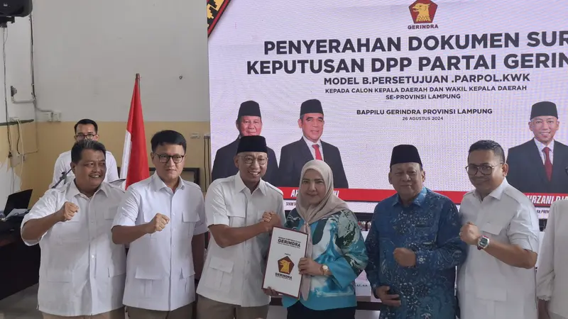 Petahan pasangan Wali Kota- Wakil Walikota Bandar Lampung, Eva Dwiana dan Deddy Amarullah resmi menerima SK B1-KWK dari Gerindra di Pilwalkot Bandar Lampung 2024.  Foto : (Liputan6.com/Ardi).