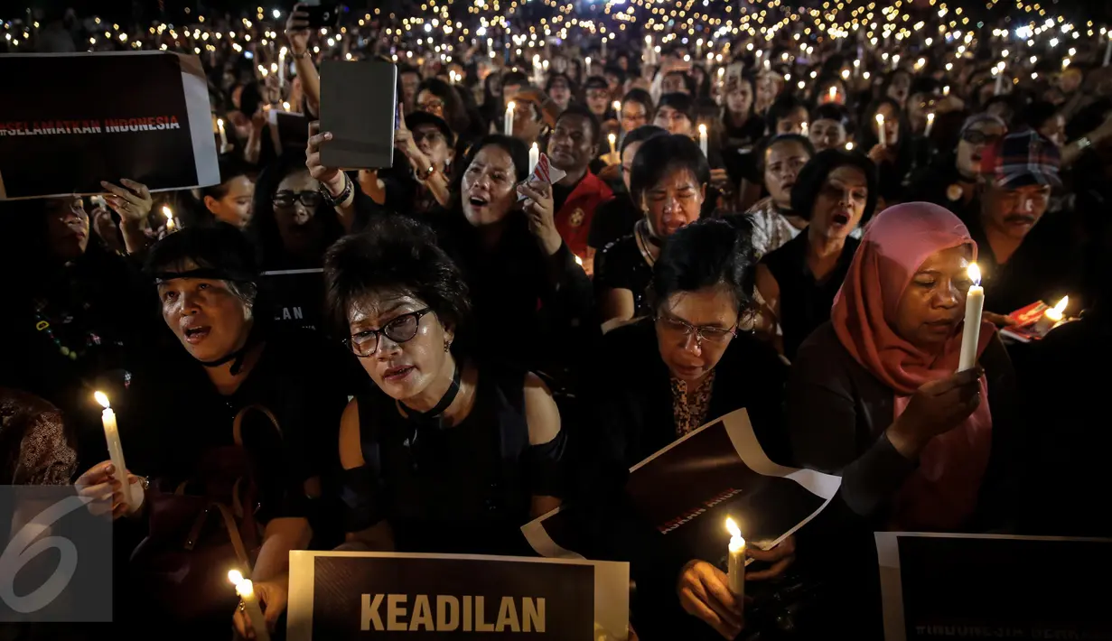  Ribuan pendukung Ahok menggelar acara Malam Solidaritas atas Matinya Keadilan di Tugu Proklamasi, Jakarta (10/05). Mereka datang mengenakan pakaian hitam-hitam. (Liputan6.com/Faizal Fanani)