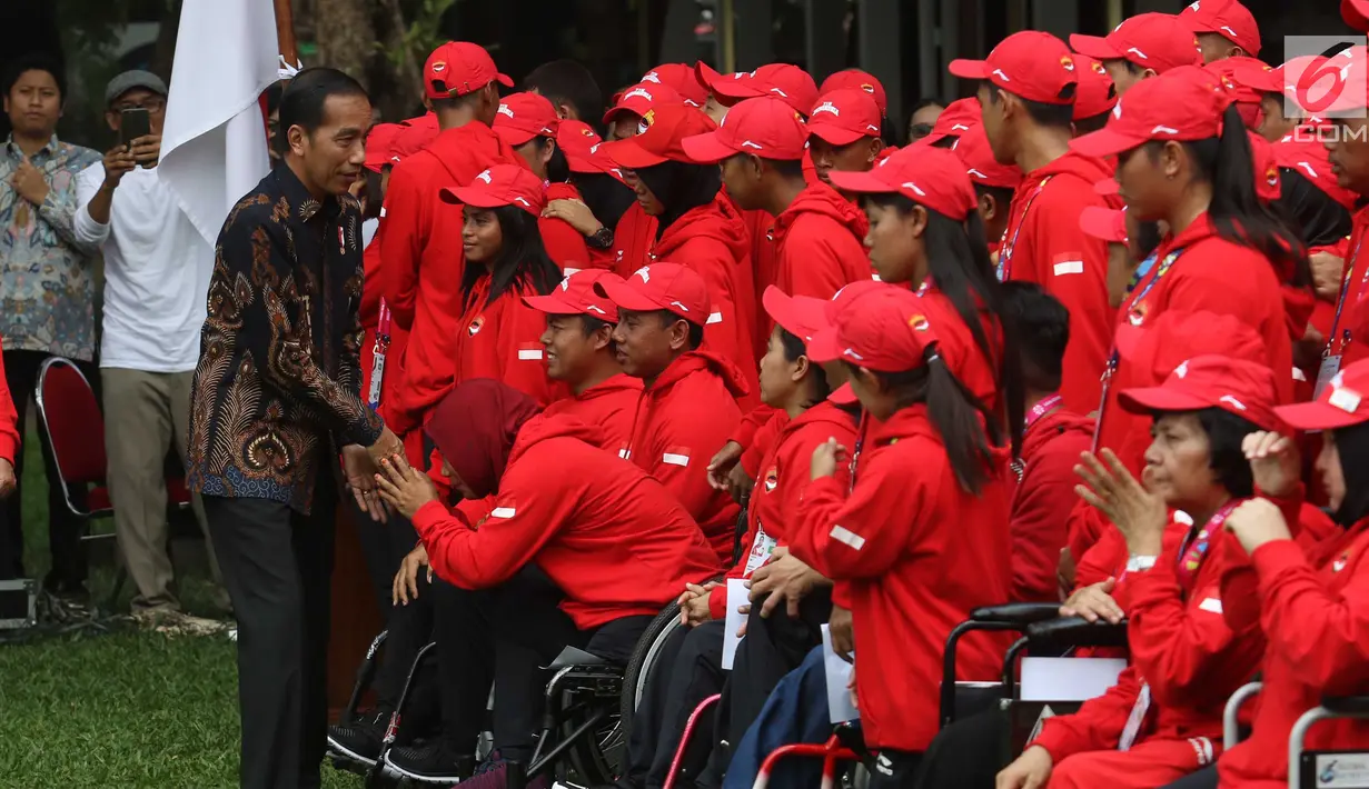 Presiden Joko Widodo berbincang dengan atlet dan official Indonesia Asian Para Games 2018 di Halaman Istana Negara, Jakarta, Selasa (2/10). Pesta olahraga ini diikuti sekitar 3.000 atlet dan offisial dari 43 negara peserta. (Liputan6.com/Angga Yuniar)