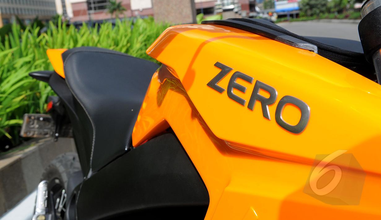 Sepeda motor listrik "Zero" hadir dengan beberapa varian, Jakarta, Selasa (17/3/2015). Zero DS tampil dengan warna kuning yang cerah. (Liputan6.com/Faisal R Syam)