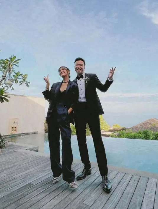 Kompak tampil serba hitam saat kondangan, Sheila mengenakan jas sang suami dipadu silk tanktop, sementara Vidi tampil dengan setelan jas dipadu kemeja putih dan dasi kupu-kupu. @vidialdiano @sheiladaisha.