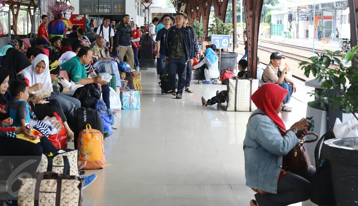 Suasana di Stasiun Senen jelang malam natal, Jakarta, Sabtu (24/12). PT Kereta Api Indonesia akan menambahkan 11 gerbong dari tanggal 23 Desember 2016 sampai 11 Januari 2017. (Liputan6.com/Herman Zakharia)