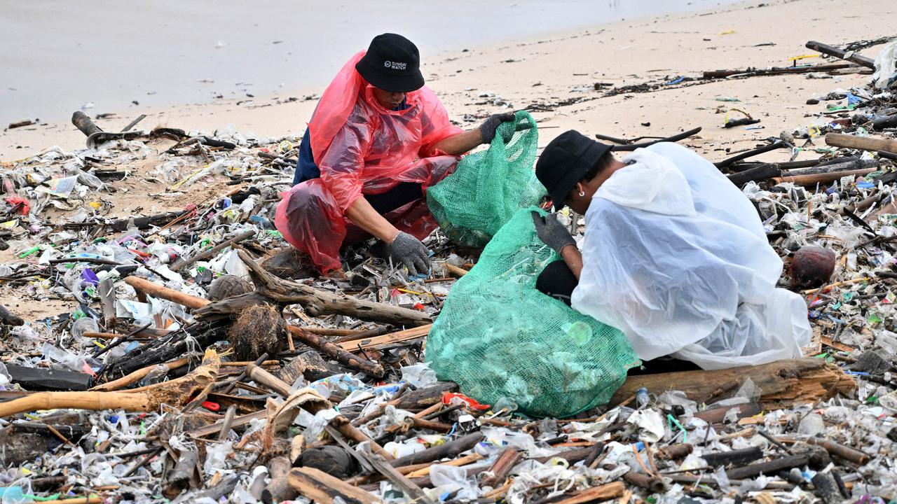 Bagai Gurun, Sampah Plastik Banjiri Pantai Kedonganan Bali