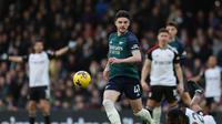 Gelandang Arsenal, Declan Rice, dalam pertandingan menghadapi Fulham di Craven Cottage, Minggu (31/12/2023) malam WIB. Arsenal kalah 1-2 dalam pertandingan tersebut. (Adrian DENNIS / AFP)