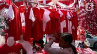 Penak-pernik yang dijajakan pedagang antara lain, umbul-umbul, aksesoris, tiang bendera hingga baju yang dijual dari harga Rp 5.000 - Rp 500.000. (Liputan6.com/Herman Zakharia)