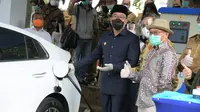 Gubernur Jawa Barat Ridwan Kamil meresmikan pengoperasian Stasiun Pengisian Kendaraan Listrik Umum (SPKLU) PT PLN (Persero) yang berlokasi di Area Parkir Timur Gedung Sate, Kota Bandung, Senin (2/11/20). (Foto: Humas Jabar)