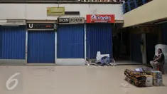 Suasana pusat perbelanjaan Pasar Cipulir, Jakarta, Selasa (12/7). Aktifitas perbelanjaan pada hari kerja kedua setelah libur lebaran, sejumlah pasar tradisional Jakarta masih terlihat sepi karena sebagian besar kios masih tutup.(Liputan6.com/Johan Tallo)