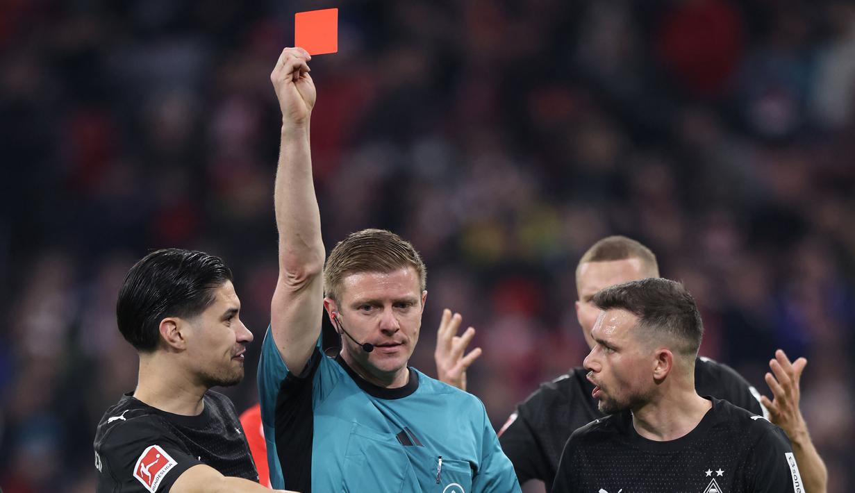 Dalam laga tersebut juga diwarnai satu kartu merah untuk Rocco Reitz yang membuat Borussia Mönchengladbach kalah jumlah pemain. (AFP/Alexandra Beier)