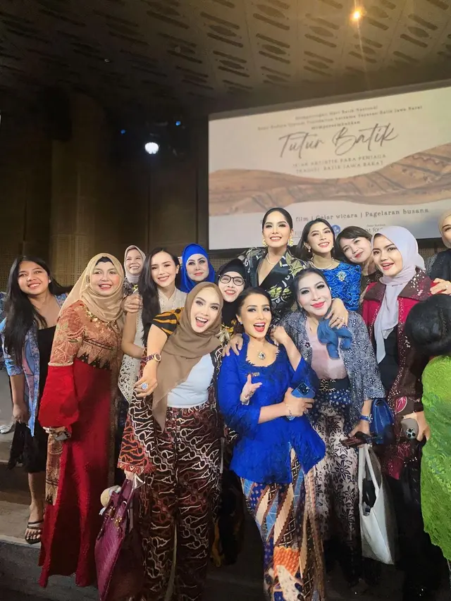 6 Gaya Anggun Beby Tsabina Padukan Batik dan Tas Rp 60 Juta saat Hadiri Acara Tutur Batik Bareng Para Ibu Pejabat