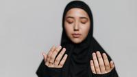 Ilustrasi Islami, muslimah, berdoa. (Foto oleh Pavel Danilyuk: https://www.pexels.com/id-id/foto/kedudukan-muda-kedalaman-lapangan-berdoa-8422438/)