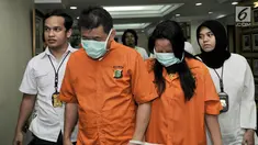 Polisi menggiring dua tersangka L dan G saat rilis tindak pidana penipuan penjualan valas di Mapolda Metro Jaya, Jakarta, Senin (10/2). Dalam kasus ini polisi mengamankan dua tersangka yang merupakan suami istri. (Merdeka.com/Iqbal Nugroho)