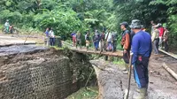 Sejumlah mobil dan tujuh sepeda motor terseret banjir bandang di Jalan Raya Puncak Pinus, Desa Sukawangi, Kecamatan Sukamakmur, Bogor (Liputan6.com/Achmad Sudarno)