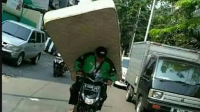 Kumpulan Potret Perjuangan Driver Ojol Melawan Hukum Gravitasi Newton