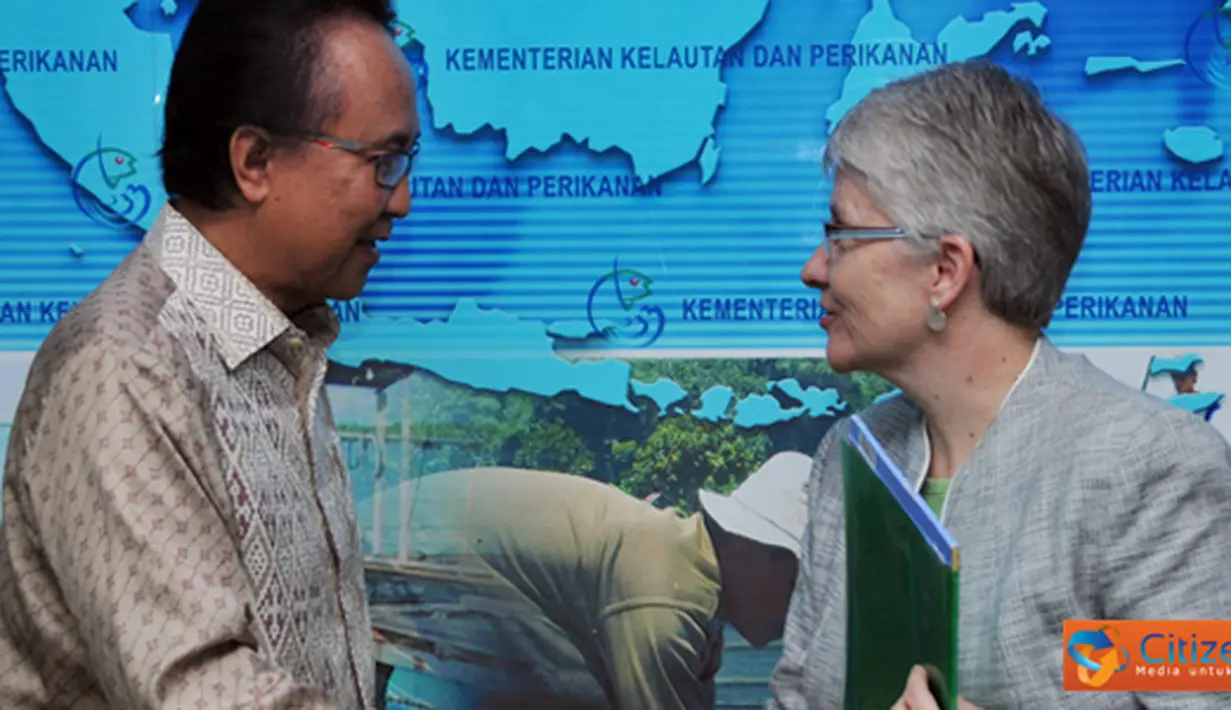 Citizen6, Jakarta: Menteri Kelautan dan Perikanan, Sharif C. Sutardjo, menerima kunjungan Kerrri Ann Jones, Assistant Secretary of State for Ocean, Environment, Scientific Affairs dari AS, Rabu  (16/5). (Pengirim: Efrimal Bahri)