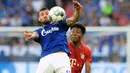 Gelandang Schalke, Daniel Caligiuri, mengontrol bola saat melawan Bayern Munchen pada laga Bundesliga di Veltins-Arena, Gelsenkirchen, Sabtu (24/8). Schalke kalah 0-3 dari Munchen. (AFP/Uwe Kraft)