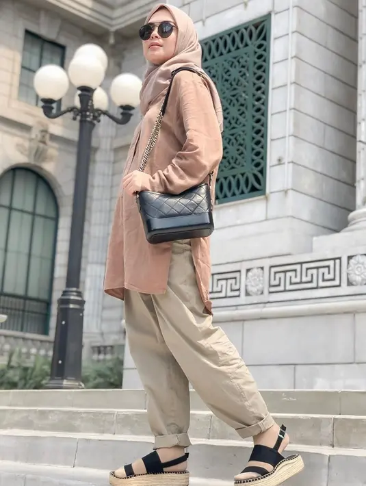 Pemain sinetron Arti Sahabat ini selalu memperhatikan penampilannya di berbagai kegiatan, termasuk saat berlibur. Kerap tampil modis dan memesona, tak sedikit orang terinspirasi dengan gaya OOTD Vebby Palwinta. Seperti yang satu ini, ia tampil dengan busana pastel. (Liputan6.com/IG/@vebbypalwinta)