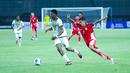 Pemain Timnas Indonesia U-22, Dony Tri Pamungkas, berusaha mengejar pemain Mali U-22 pada laga uji coba di Stadion Pakansari, Kabupaten Bogor, Sabtu (15/11/2025). (Bola.com/M Iqbal Ichsan)