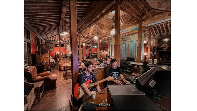 Segera Rilis Single Baru, Ini 6 Potret Persiapan The Lucky Laki Saat Rekaman