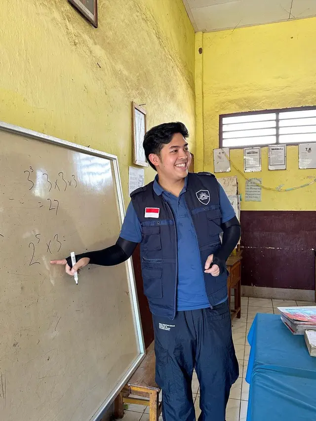 10 Momen Jerome Polin Jadi Guru Matematika di NTT, Penuh Semangat