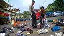 Para preman-preman tersebut tampak disuruh menanggalkan bajunya dan meletakkan segala peralatan yang dibawa di halaman Polres Jakarta Utara, Jumat (29/8/14). (Liputan6.com/Faizal Fanani)