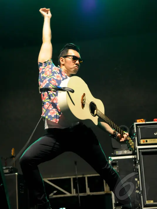 Band Rock & Roll, Naif saat beraksi di Indonesia Greaser Party 2015, Senayan, Jakarta, Jumat (10/4/2015). (Liputan6.com/Faisal R Syam)