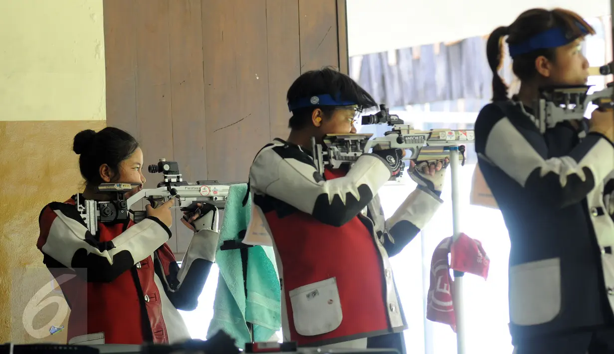 Petembak Indonesia, Vidya Rafika saat berlaga di Final 50m RIFLE 3 positions women di Kejuaraan Menembak se-Asia Tenggara di Jakarta, Senin (23/11/2015). Vidya menempati posisi tujuh dengan 367.0 poin. (Liputan6.com/Helmi Fithriansyah)