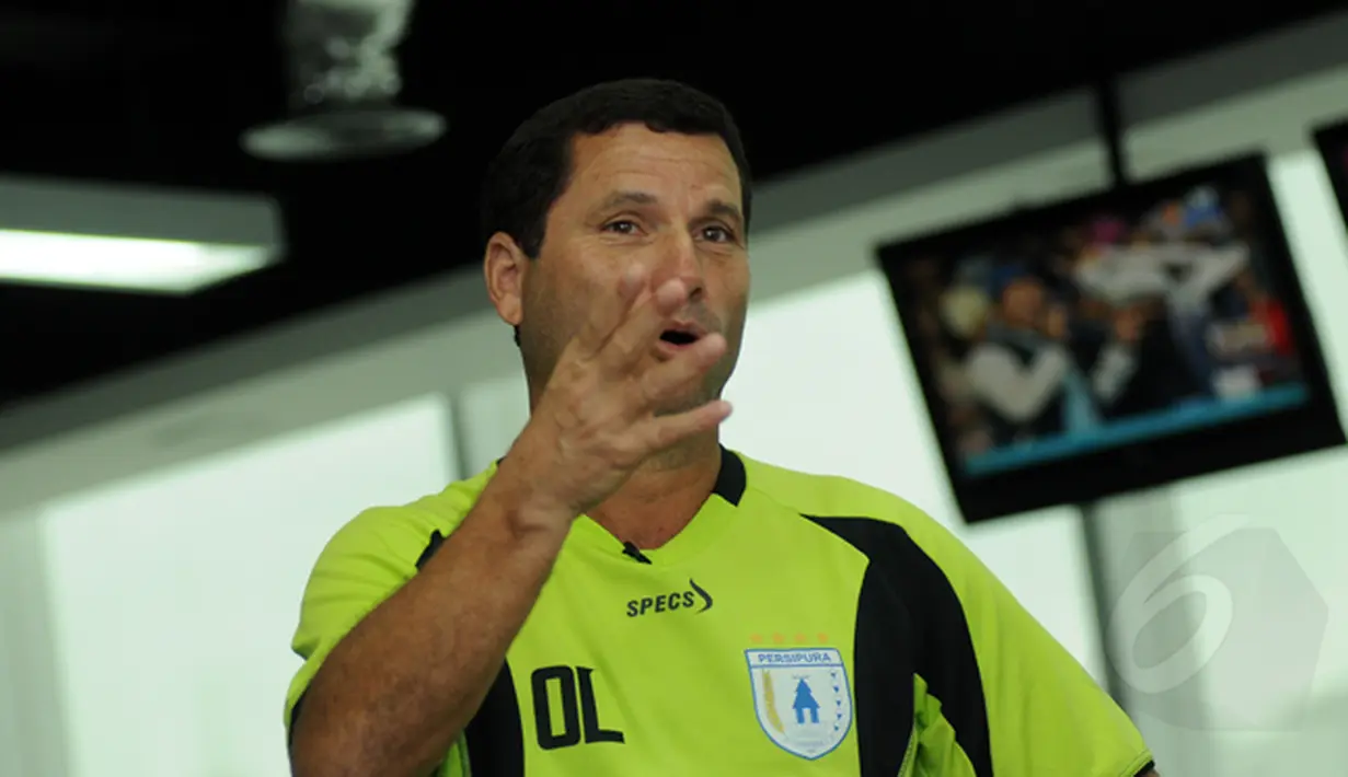 Pelatih Persipura, Oswaldo Lessa saat melakukan sesi wawancara khusus dengan tim Liputan6.com di Jakarta, Selasa (17/2/2015). Oswaldo Lessa berkunjung di sela-sela program latihan tim Mutiara Hitam di Jakarta. (Liputan6.com/Helmi Fithriansyah)