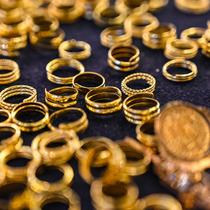 Sebagai informasi, pergerakan harga emas perhiasan dipengaruhi oleh berbagai faktor, termasuk permintaan dari industri perhiasan global, fluktuasi nilai tukar mata uang, serta kebijakan bank sentral dalam mengelola cadangan emas. Tampak dalam foto, perhiasan emas dipajang di sebuah toko perhiasan di Banda Aceh pada Rabu 14 Januari 2026. (CHAIDEER MAHYUDDIN/AFP)