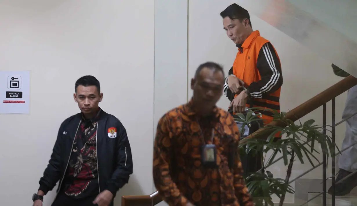 Selain Bupati, KPK juga menetapkan empat orang lainnya sebagai tersangka. Tampak dalam foto, Bupati Rejang Lebong, Muhammad Fikri Thobari, saat digiring petugas menuju mobil tahanan usai menjalani pemeriksaan di Gedung Merah Putih Komisi Pemberantasan Korupsi (KPK), Jumat (11/3/2026) dini hari WIB. (Liputan6.com/Helmi Fithriansyah)