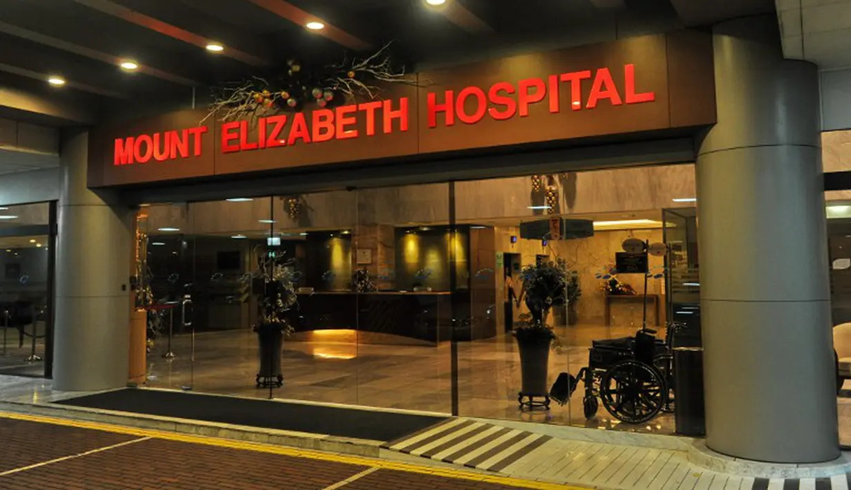 Di Rumah Sakit Mount Elizabeth, Olga Syahputra menghembuskan nafas terakhirnya, Singapura, Pada pukul 16.17 wib, Jumat (27/3/2015).(AFP Photo/Roslan Rahman)