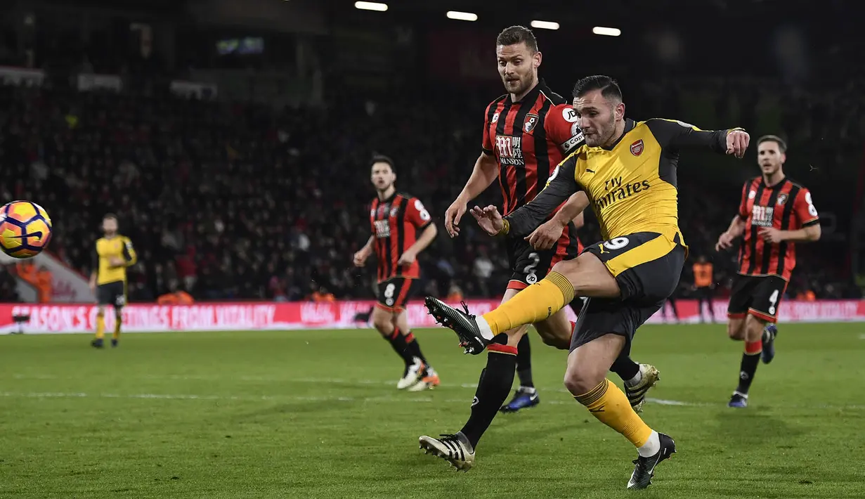 Proses terjadinya gol striker Arsenal, Lucas Perez, ke gawang Bournemouth. Gol memanfaatkan assist Olivier Giroud ini membuat kedudukan menjadi 2-3. (Reuters/Dylan Martinez)